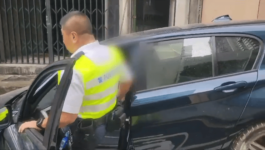 警員登上受影響私家車引導司機離開。警方FB