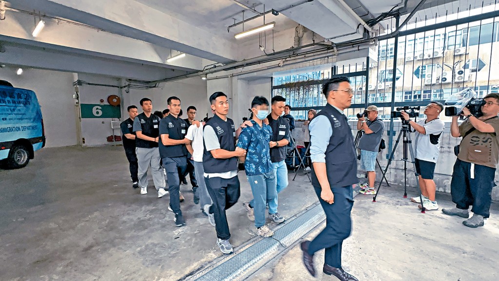 入境處拘捕內地清潔公司負責人及3名內地「黑工」。 