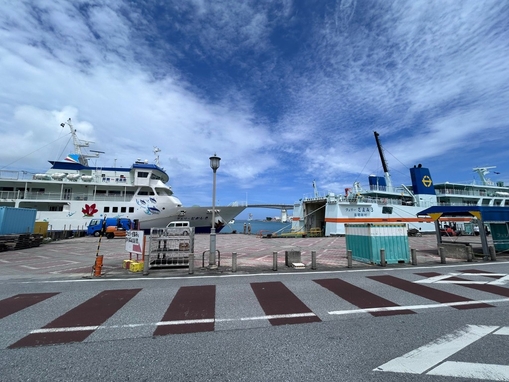 日本氣象廳發出海嘯注意警報，圖為日本沖繩實況。