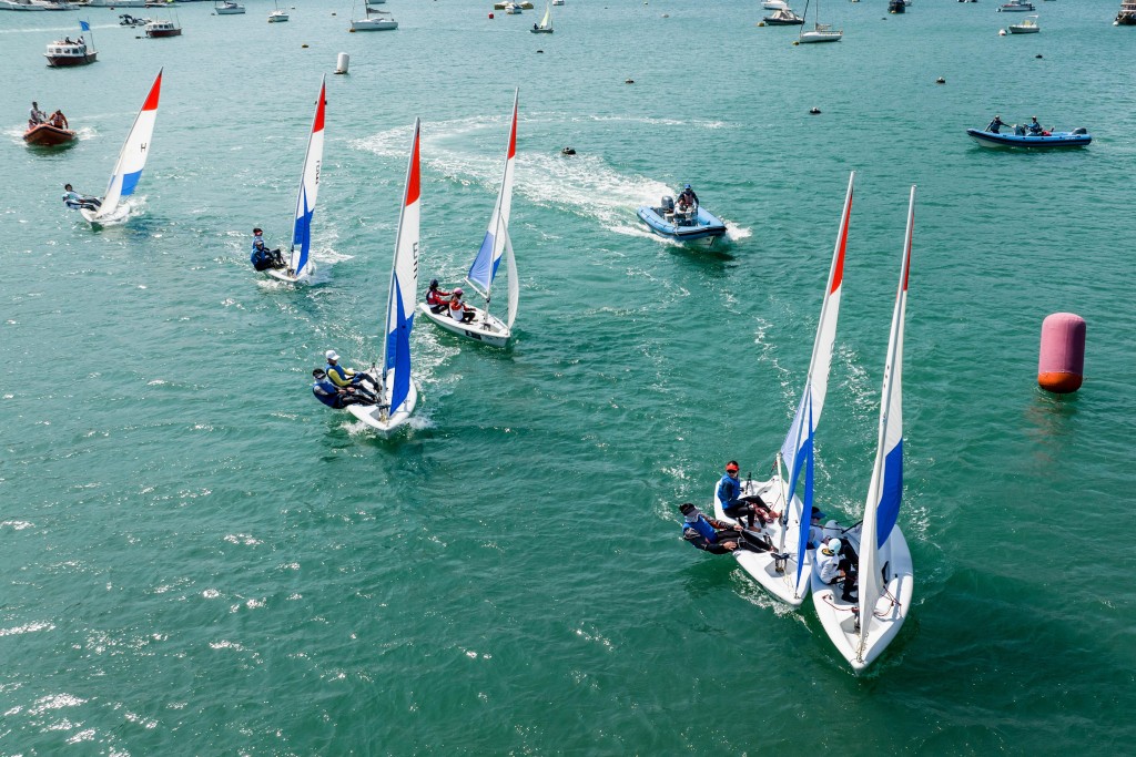 每間學校派出三艘帆船，在兩軍對壘情況下，每場賽事共六艘帆船對賽。香港遊艇會圖片