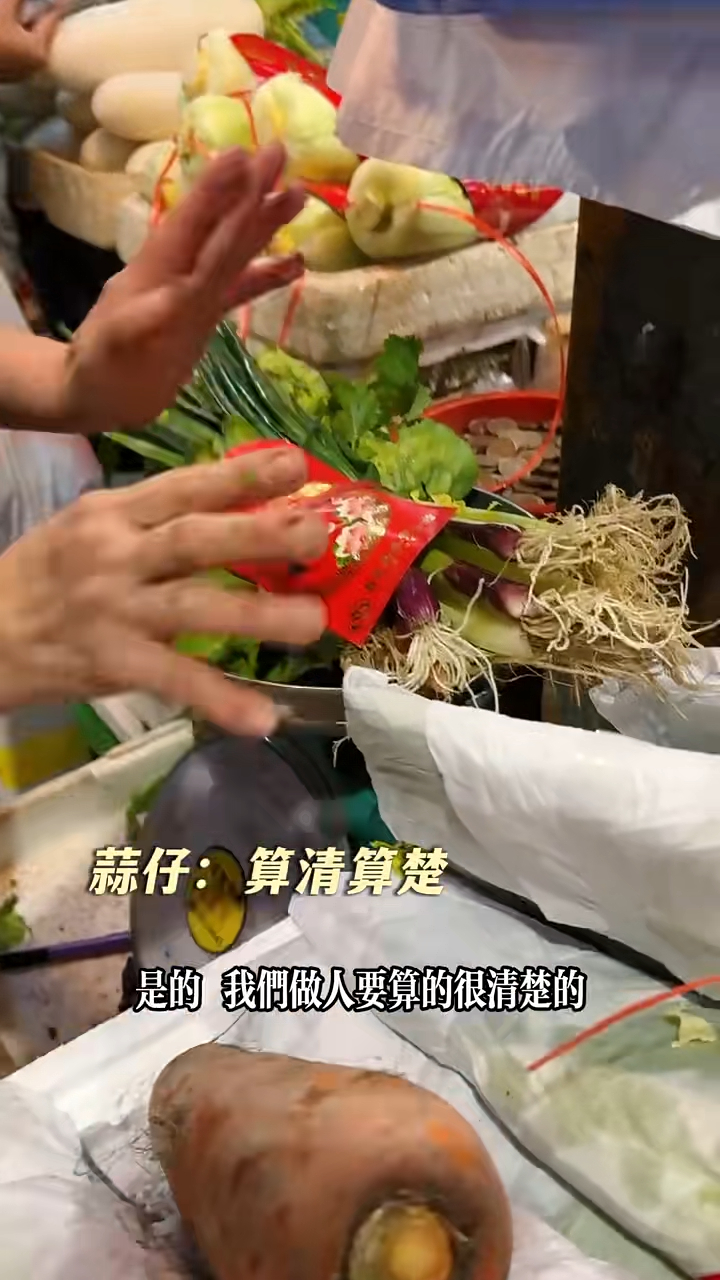 然後，二人先後在蔬果檔購入白菜、豆腐、豆卜、青菜及水果等，又按照香港過年傳統民俗買了「壓年菜」。