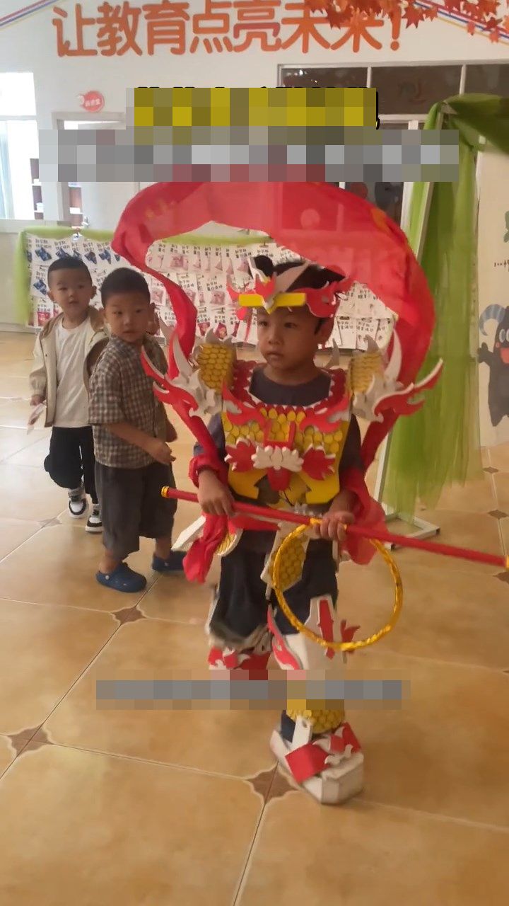 萬先生為5歲兒子親手製作哪吒戰袍。大豆視頻 萬先生為5歲兒子親手製作哪吒戰袍。大豆視頻