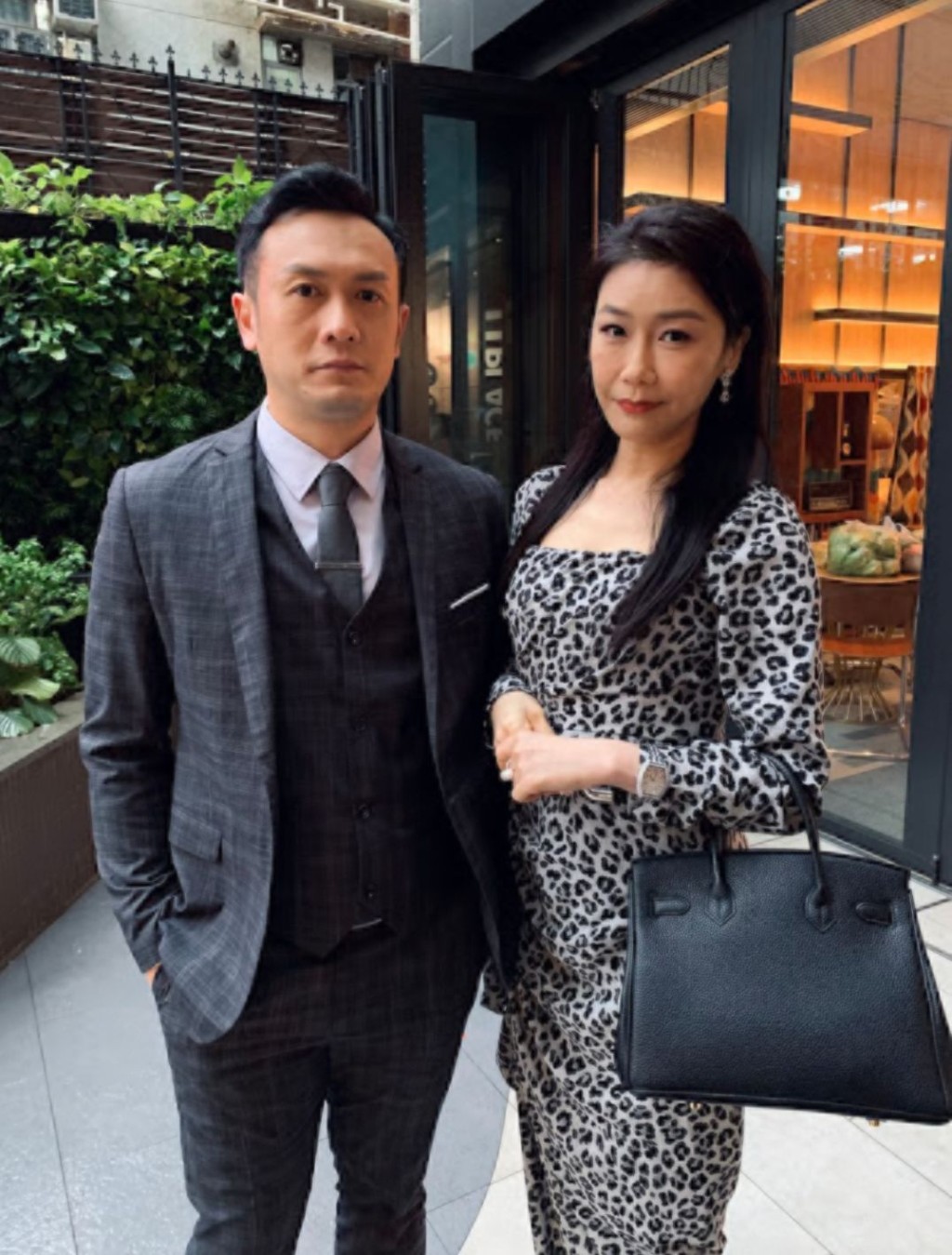 在《極度俏郎君》中,Aaron是張慧儀助手「MBA」。