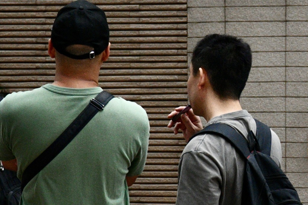 《星島》獲悉政府將提出多項控煙新措施，包括建議立法禁止排隊期間吸煙。資料圖片
