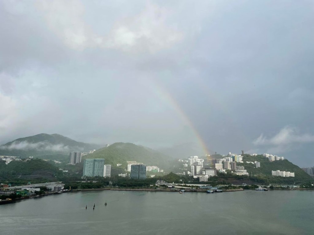 馬鞍山今早出現彩虹。fb「社區天氣觀測計劃 CWOS」Helen Law圖片