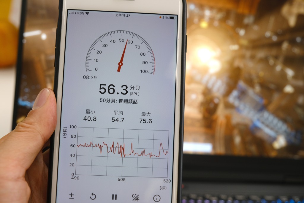 風扇運作時聲量不高，屬於可接受的聲浪範圍。