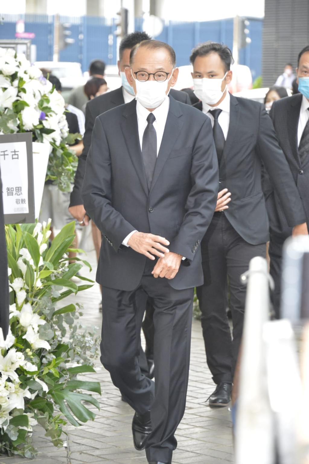 英皇集團楊受成博士與兒子楊政龍在保鏢陪同下到場。