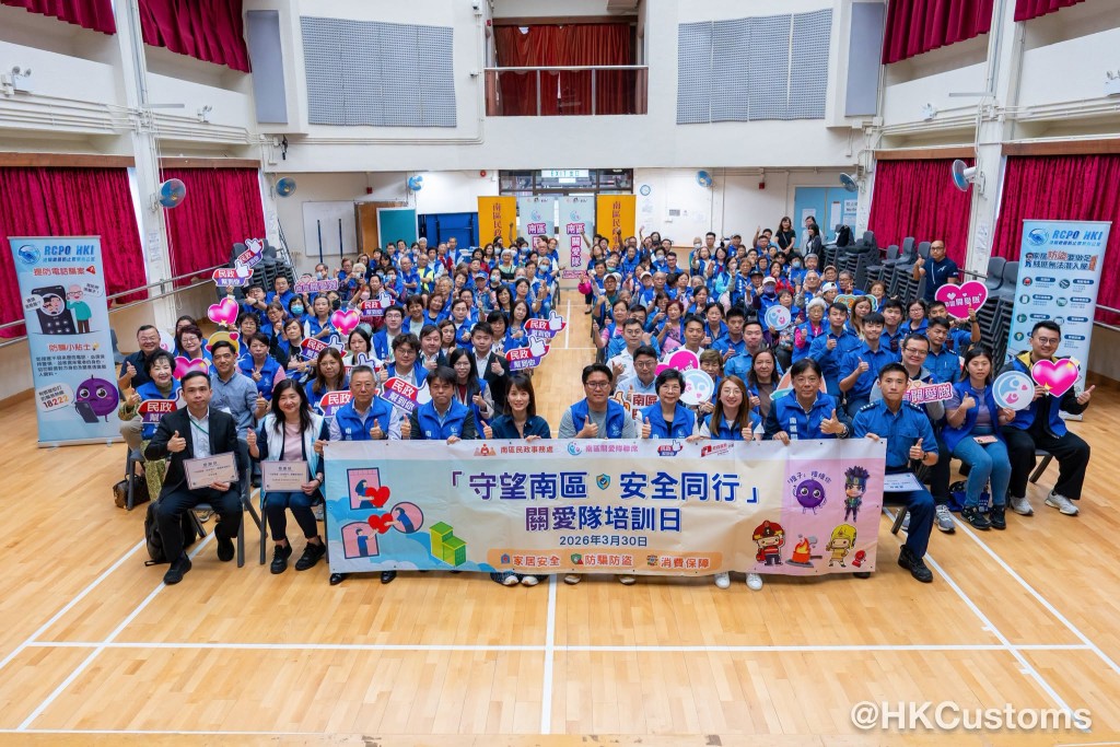 海关透过地区关爱队，向长者传达精明消费讯息。