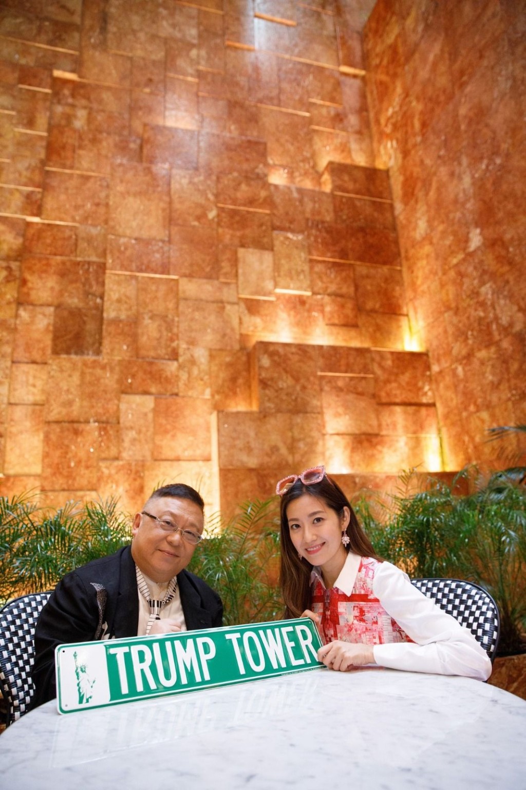 大師與陳自瑤闖入紐約金碧輝煌的特朗普大廈,講述特朗普黃金金階局的獨家風水秘訣。 大師與陳自瑤闖入紐約金碧輝煌的特朗普大廈,講述特朗普黃金金階局的獨家風水秘訣。