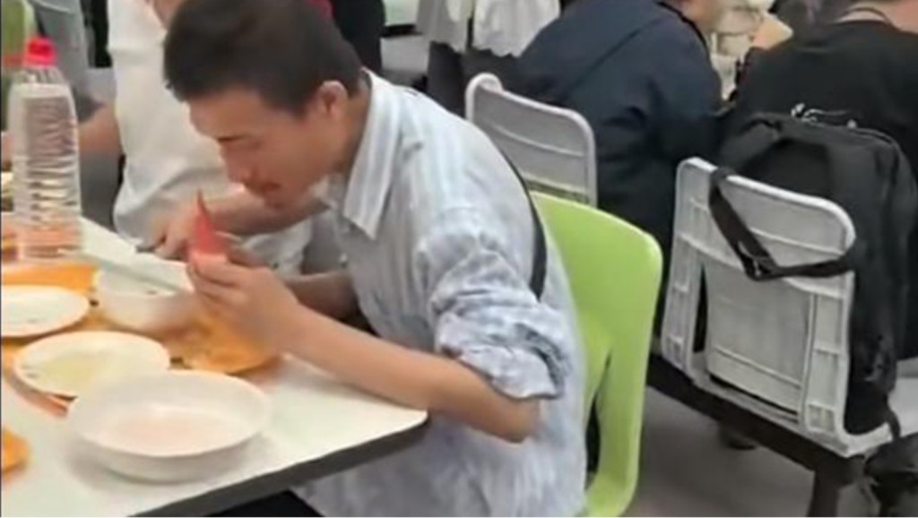 韋東奕用餐遭近距離拍攝。 韋東奕用餐遭近距離拍攝。