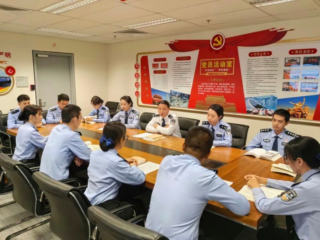 西九龙边检站召开青年警察座谈会。