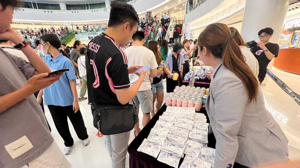 入場球迷獲贈美妝養生打氣包及Bakehouse曲奇飲品,麥當勞亦通宵營業提供美食體驗。 入場球迷獲贈美妝養生打氣包及Bakehouse曲奇飲品,麥當勞亦通宵營業提供美食體驗。