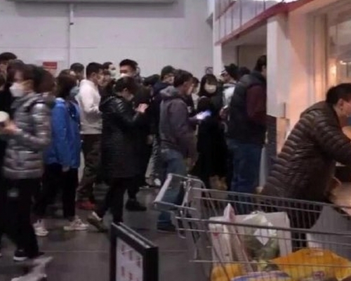 上海Costco顧客排長龍,有醫生表示還沒到為所欲為的地步。(網圖)