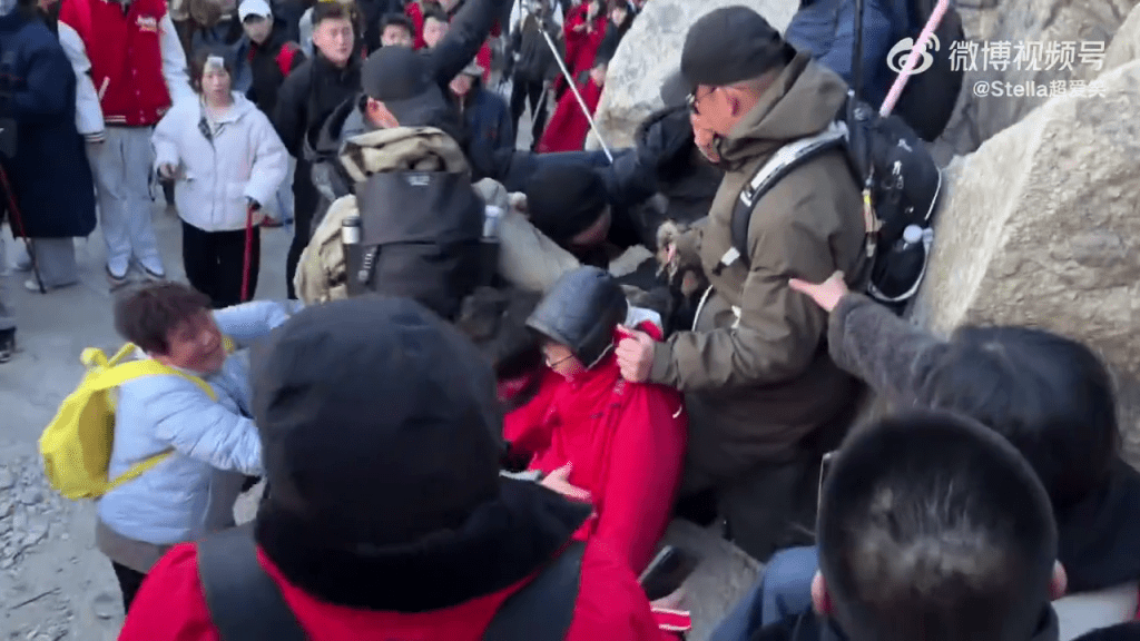 为争睇日出靓位，泰山爆游客冲突，多人扭打滚落山石。