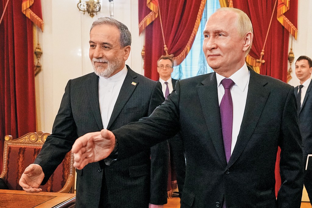 普京昨日在聖彼得堡會晤伊朗外長阿拉格齊。