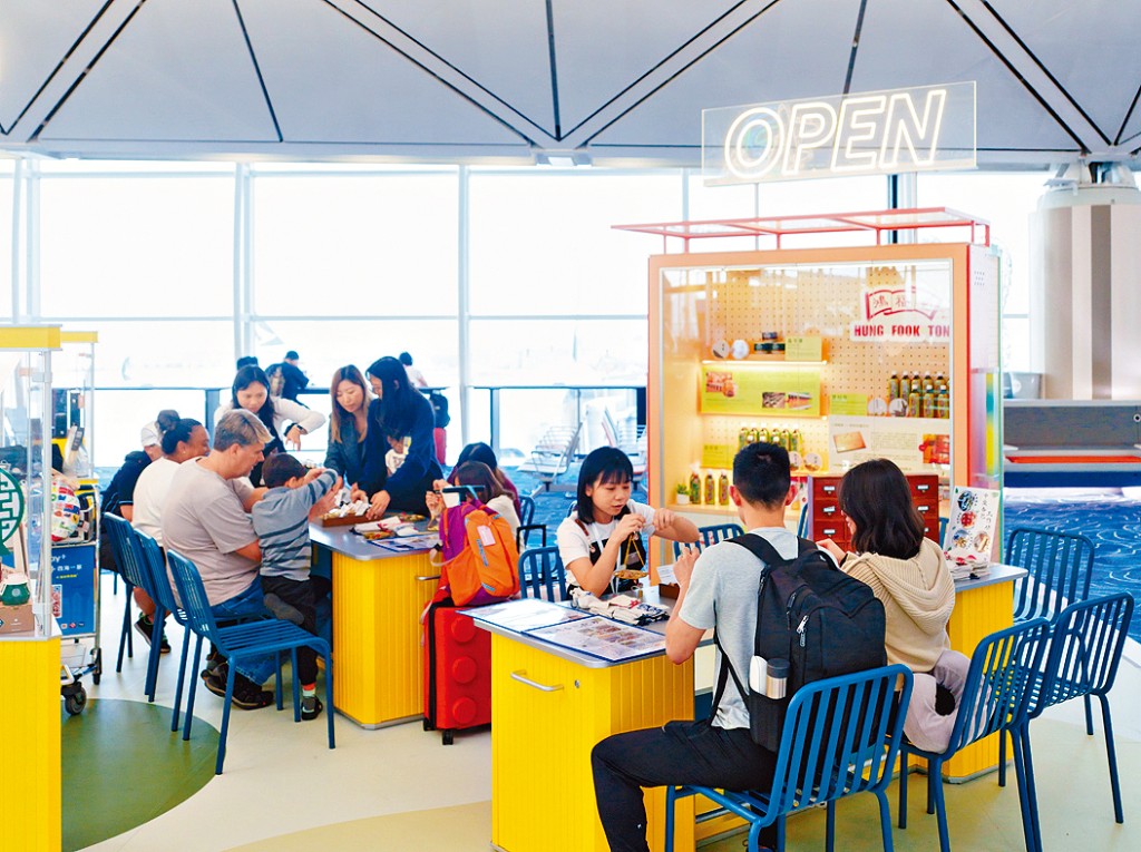 香港國際機場推出候機限定文化工作坊，讓轉機旅客以創意體驗地道文化。