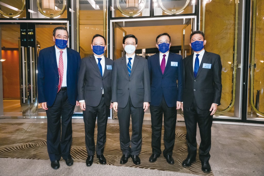 左起 立法會主席梁君彥、浙聯會會長陳仲尼、 行政長官李家超、 中聯辦副主任何靖與浙聯會常務副會長詹洪良合照留念。