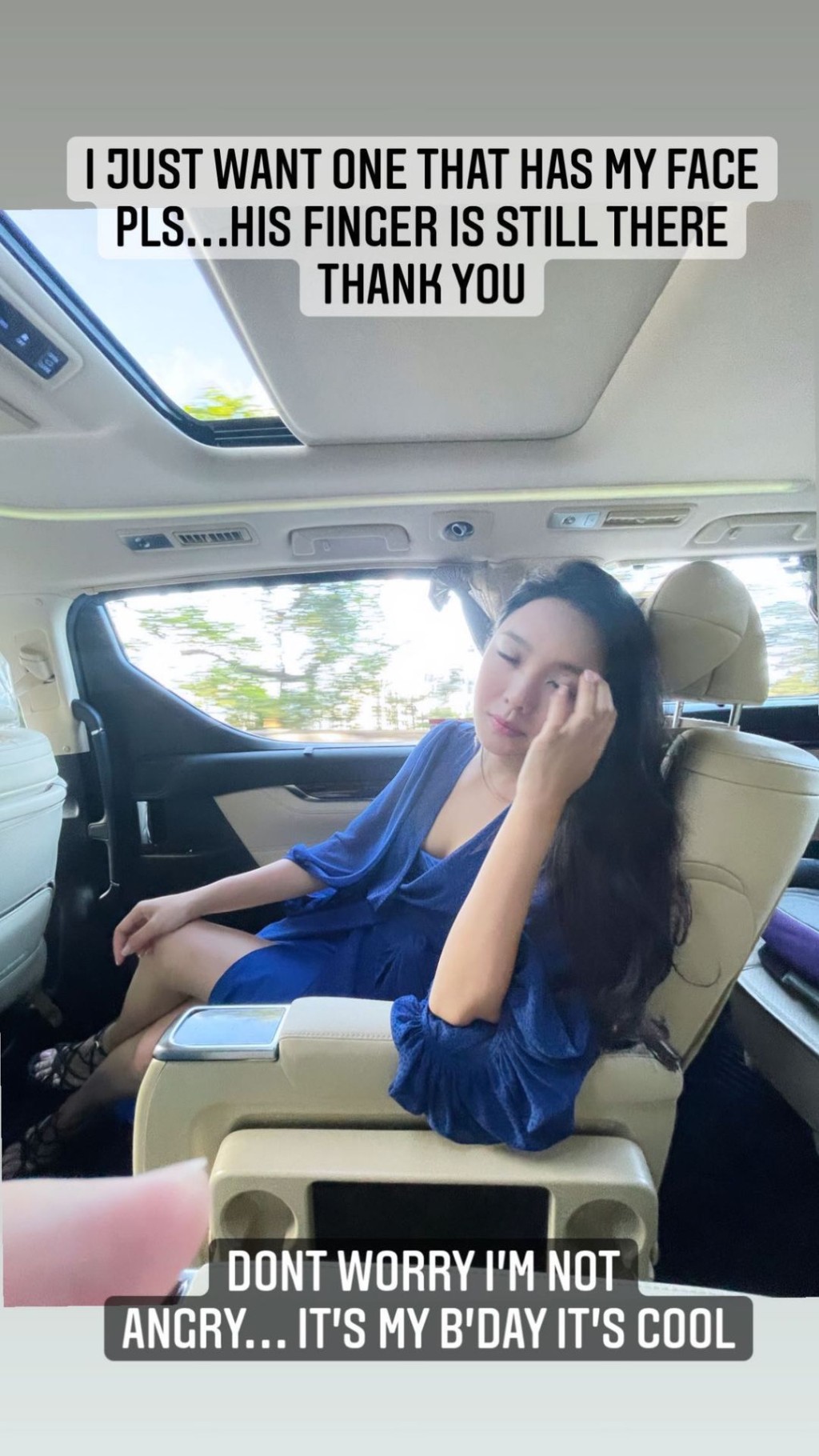 左邊角落，見到老公手指。