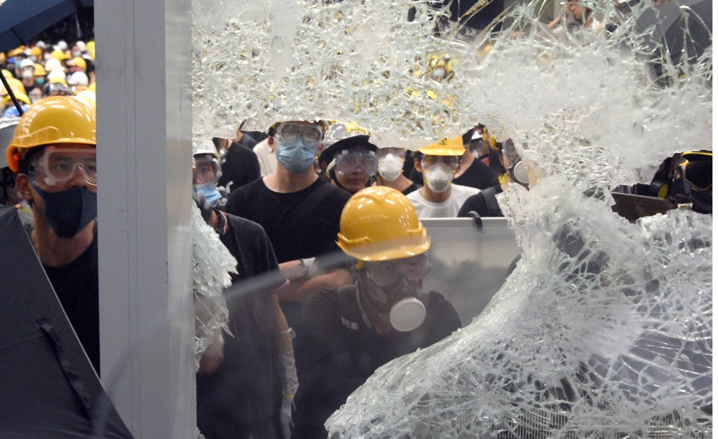当日示威者冲击立法会撬开大堂铁闸后闯入大楼内四处破坏。资料图片