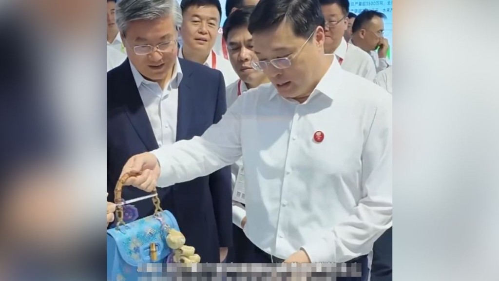 廣西壯族自治區主席韋韜花580元人民幣為妻子購買一個非遺壯錦手袋。