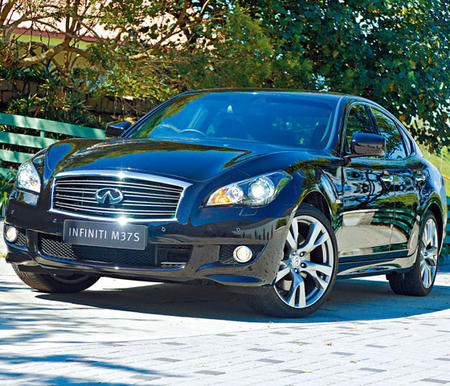 Infiniti M37S是一款強調運動性能的四門豪車，個性和風味都非常獨特，設計和配套都話題十足，並帶來十分全面的享受。