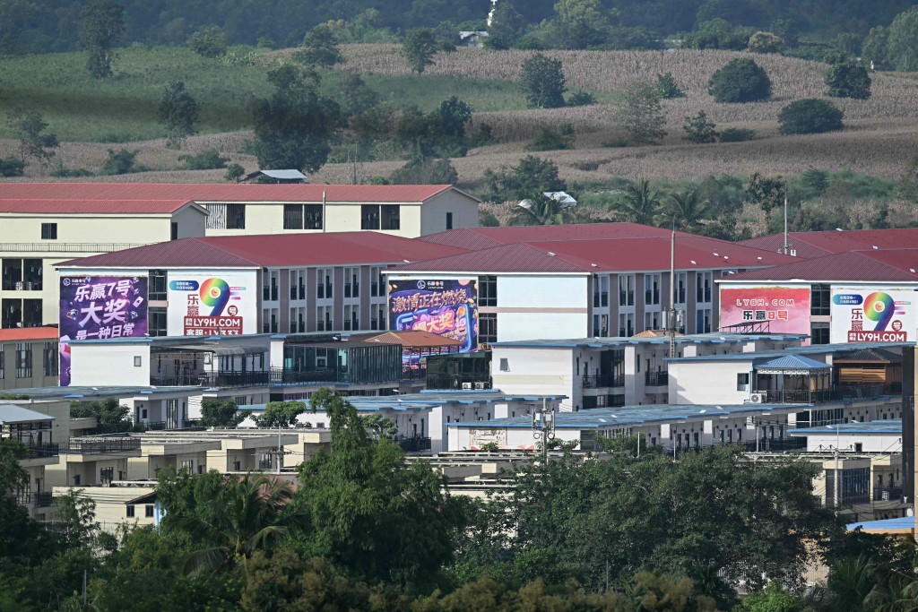 KK園區在短短7個月就新建整個區域,屋頂裝有星鏈接收器,並有多個賭博網站廣告牌。法新社