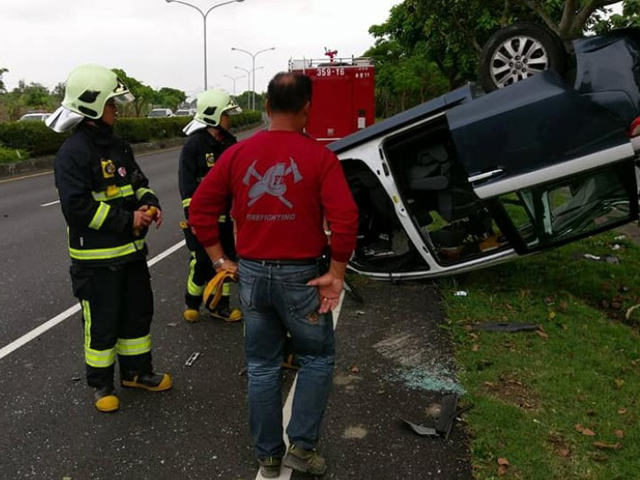 花蓮縣載有6名警員的警車遭撞翻。 網圖