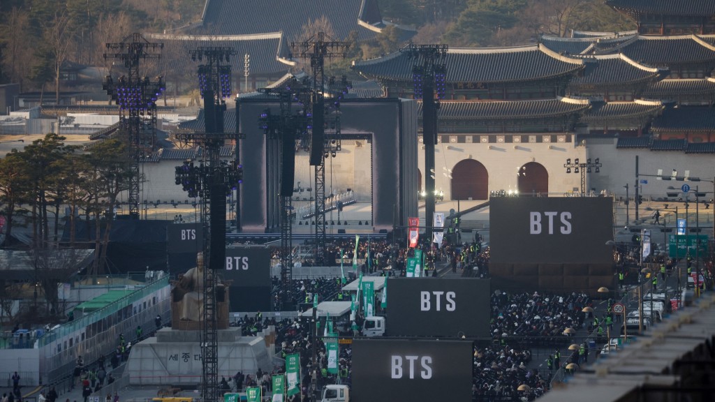 BTS光化门开唱,民众下午到场霸位。 路透社 BTS光化门开唱,民众下午到场霸位。 路透社