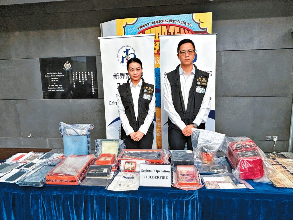 警方新界南總區刑事部署理警司劉煜華(右)及防止罪案辦公室總督察陳詠君(左),交代案情。