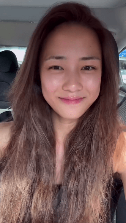 素顏下的劉穎鏇面帶微笑，顯得相當清純。