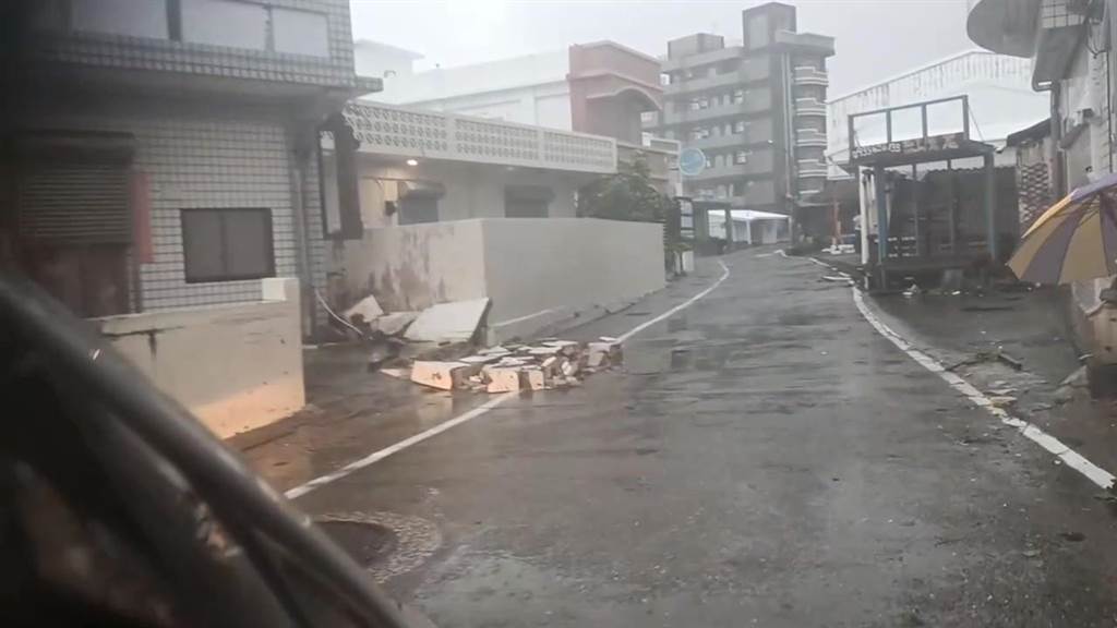 台风海葵吹袭台东绿岛，出现16级阵风，造成广泛破坏。(facebook)
