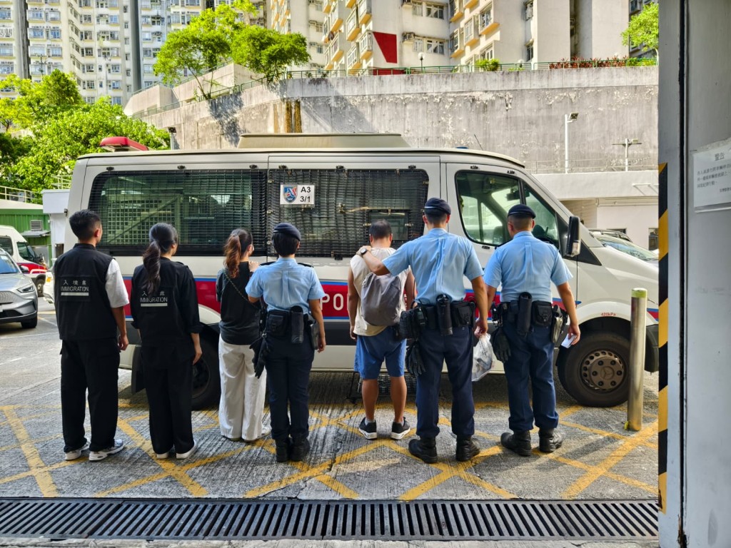 跨部門新界南打擊非法勞工 拘捕29人。警方圖片 跨部門新界南打擊非法勞工 拘捕29人。警方圖片