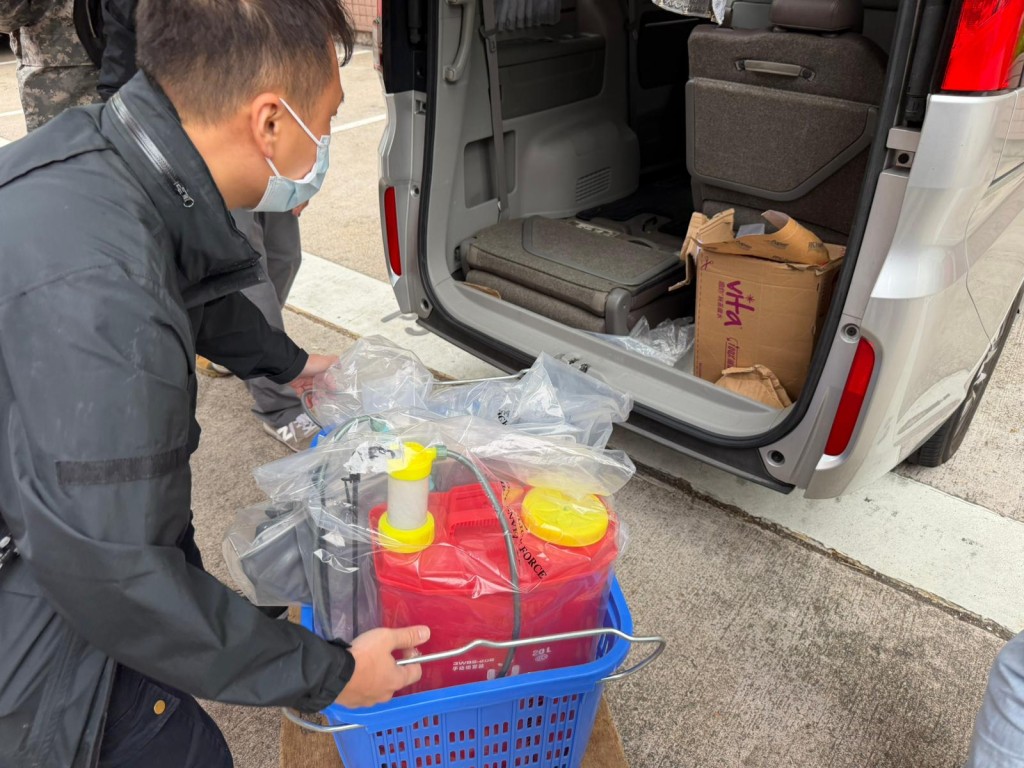 警員在單位內帶走證物。