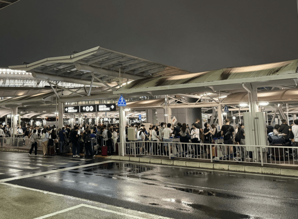 成田機場與東京市區的所有電車、機場巴士及計程車全線暫停營運,大批旅客滯留。網圖 成田機場與東京市區的所有電車、機場巴士及計程車全線暫停營運,大批旅客滯留。網圖