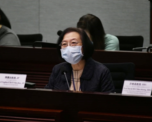 陳肇始指,不排除由私家醫生或設社區疫苗注射中心,為市民接種疫苗。