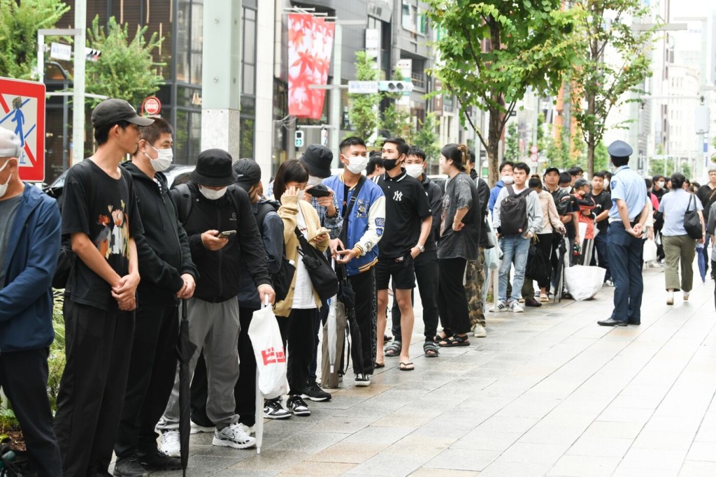 英國《每日郵報》報道，日本東京Swatch專賣店也出現人龍。