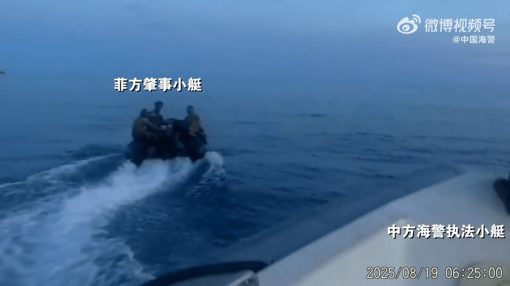 菲小艇蓄意駛近中國海警艇的航線「碰瓷」。 菲小艇蓄意駛近中國海警艇的航線「碰瓷」。