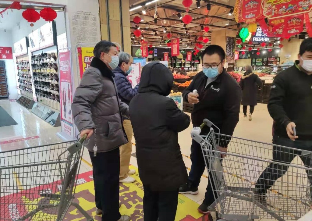 石家莊民眾趕忙到超市購買糧食日用品。網上圖片