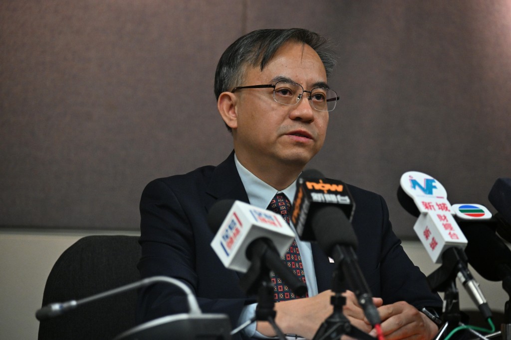 他預計,開支從本年度的325億元,增加至新一個年度的382億元。 他預計,開支從本年度的325億元,增加至新一個年度的382億元。