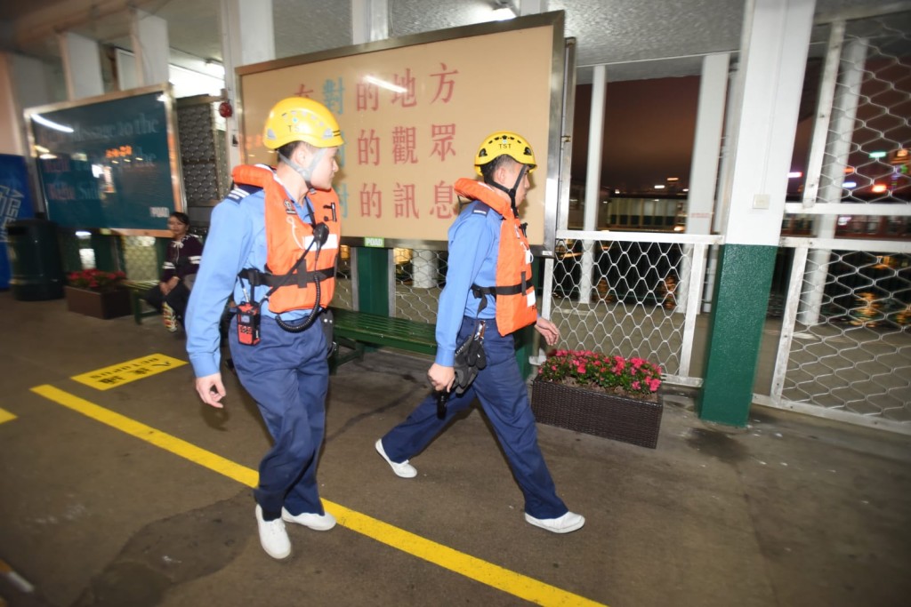 消防在岸邊搜索失蹤女子