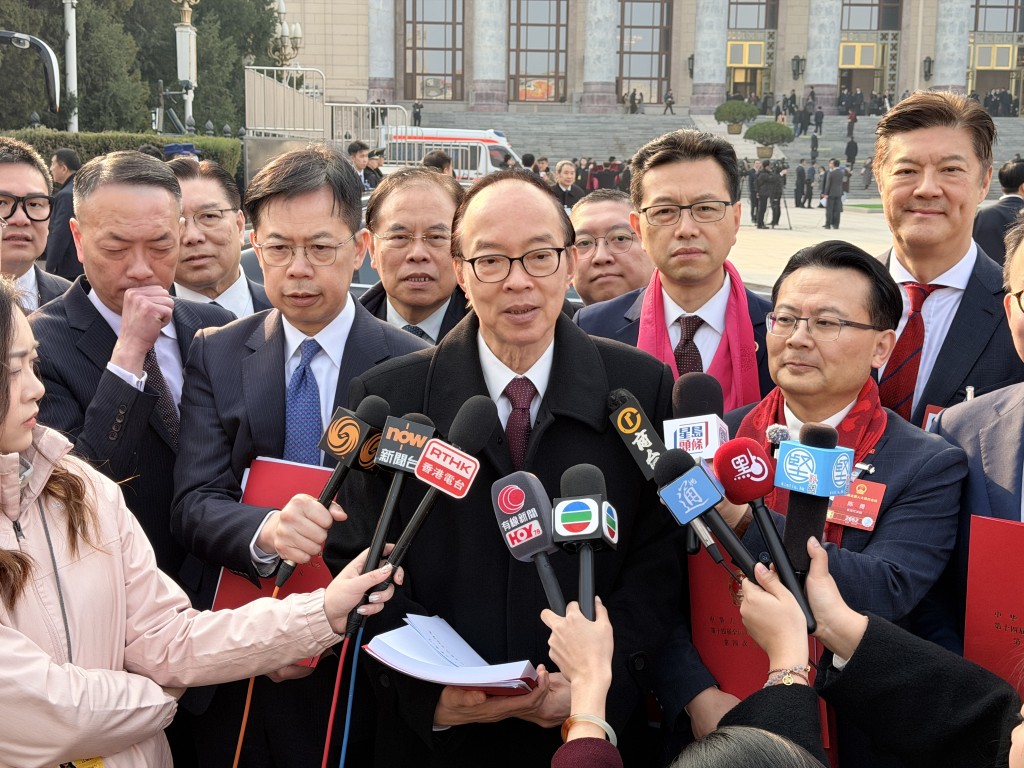 港區全國人大代表團團長馬逢國表示，港區人大代表團共舉行12次審議工作會議、有295人次發言。