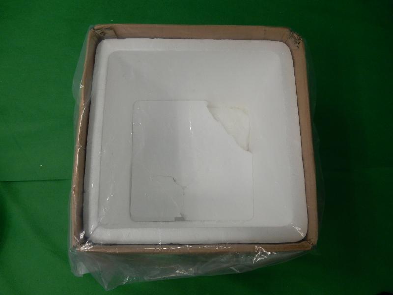 海關展示暗格放毒品。海關提供