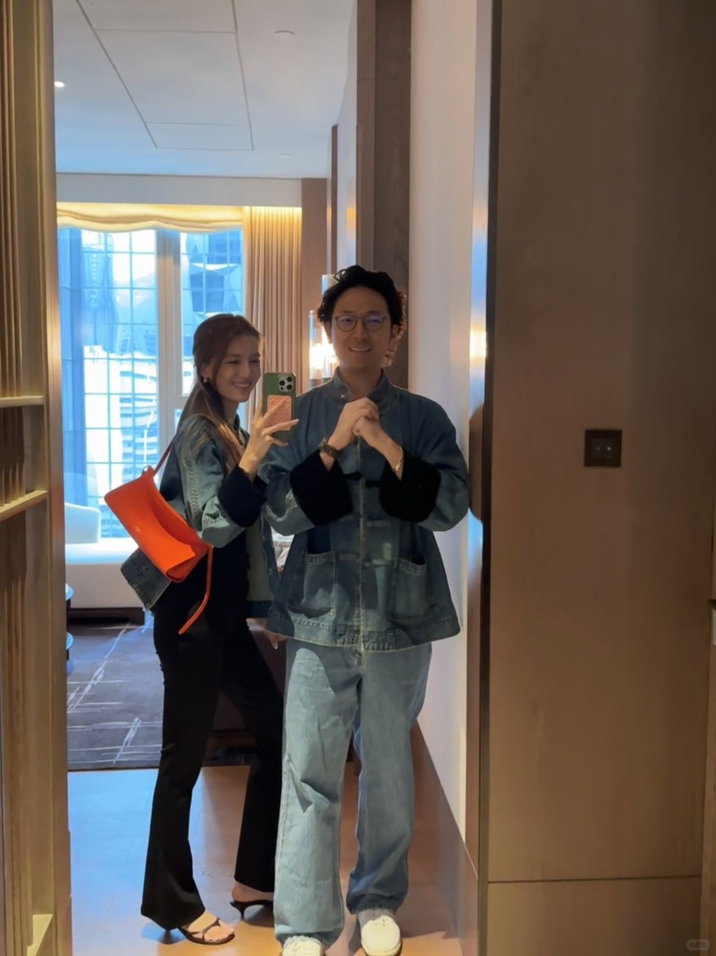 吳千語與丈夫施伯雄穿上藍色系情侶裝，向施伯雄爺爺拜年。