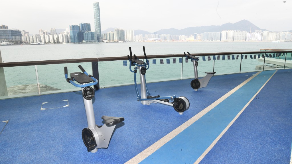 市民可在板道「做gym」，包括設有充電動感單車、橢圓機等，運動過程更會發電，使用者可連接手機至USB充電。