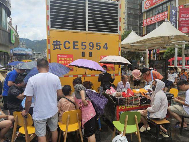 民眾在供電車旁給手機充電。上游新聞 民眾在供電車旁給手機充電。上游新聞