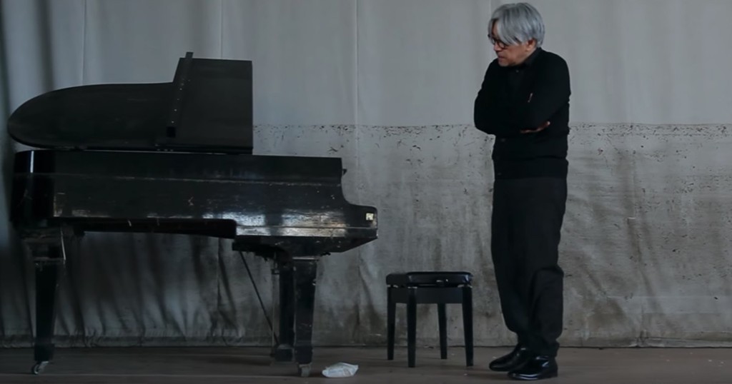 装置作品《你的时间》把海啸钢琴搬上场。（图为《坂本龙一：CODA》电影剧照。）
