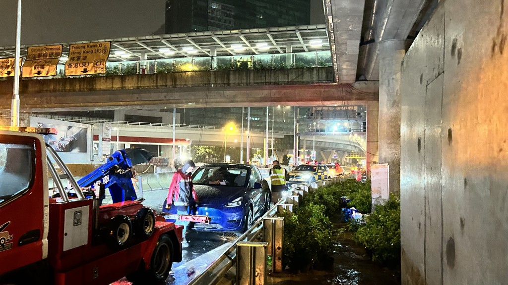 私家車事後由拖車拖走。 私家車事後由拖車拖走。