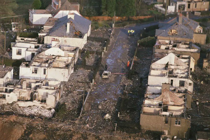 機翼及油箱墮落洛克比鎮的民居，導致11人死亡。路透