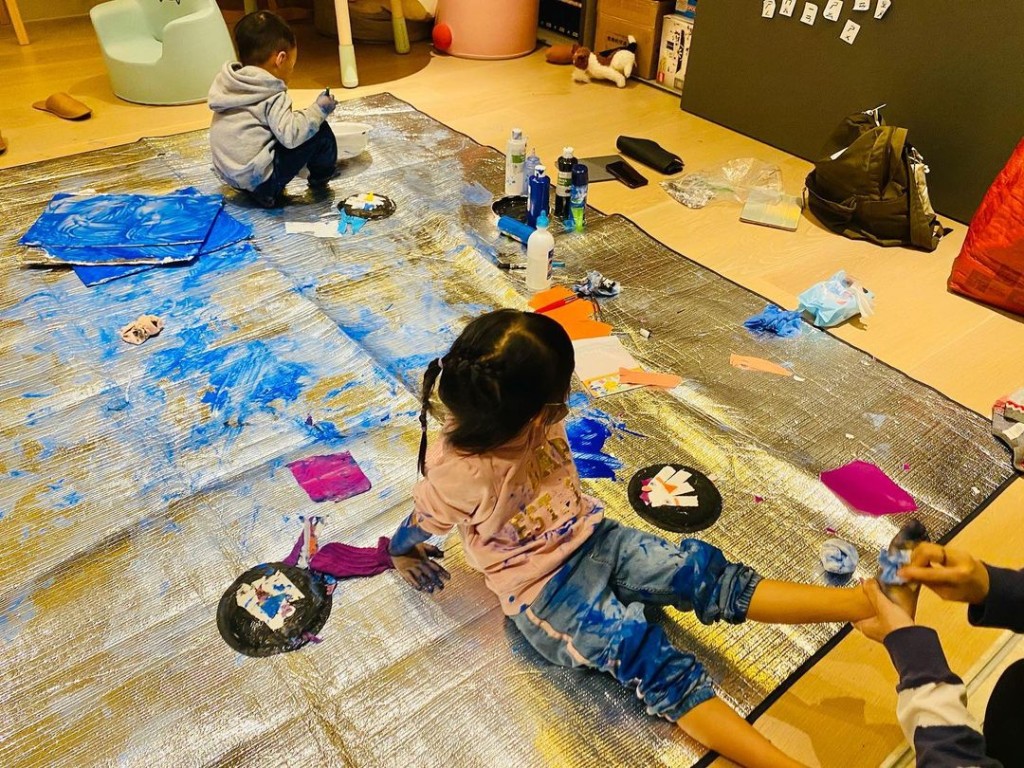 因為屋企夠大,只要喺地上鋪上紙,小朋友就可以盡情畫畫。