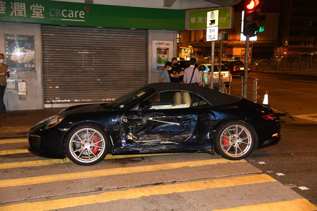 波子連撼兩車。